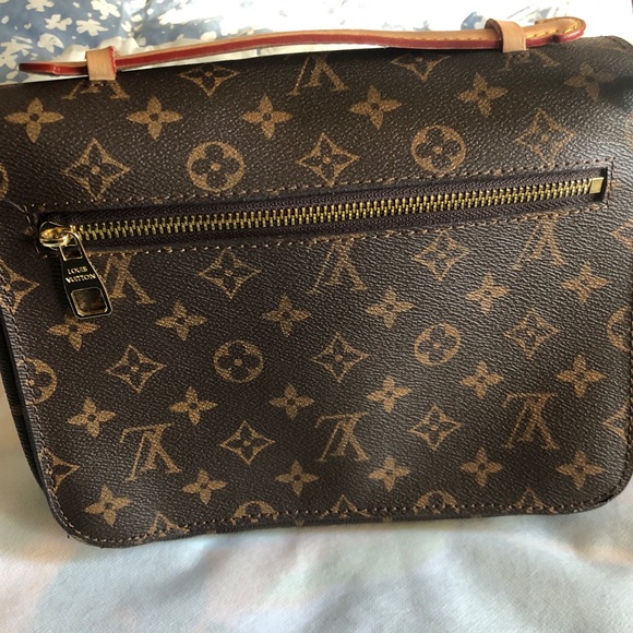 SOLD LV Pochette Métis Monogram - Picture 4 of 4